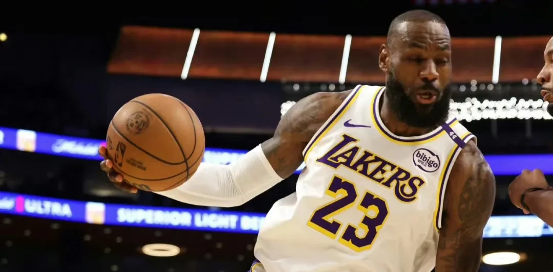 詹姆斯迎来二十赛季出色发挥，MAD观众热烈欢呼！