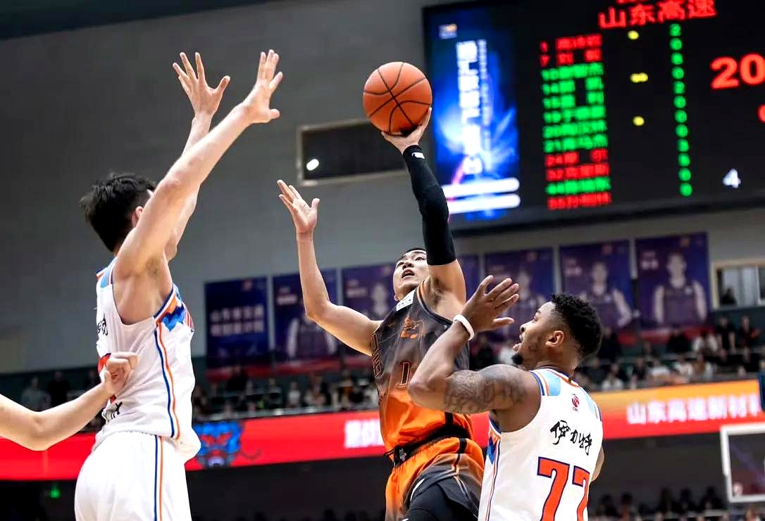 包含CBA常规赛赛程吃紧，费城76人今晨官宣签约，震撼外界，轮换策略成焦点的词条